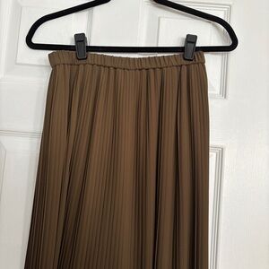 Uniqlo Olive Green Pleated Midi Skirt
